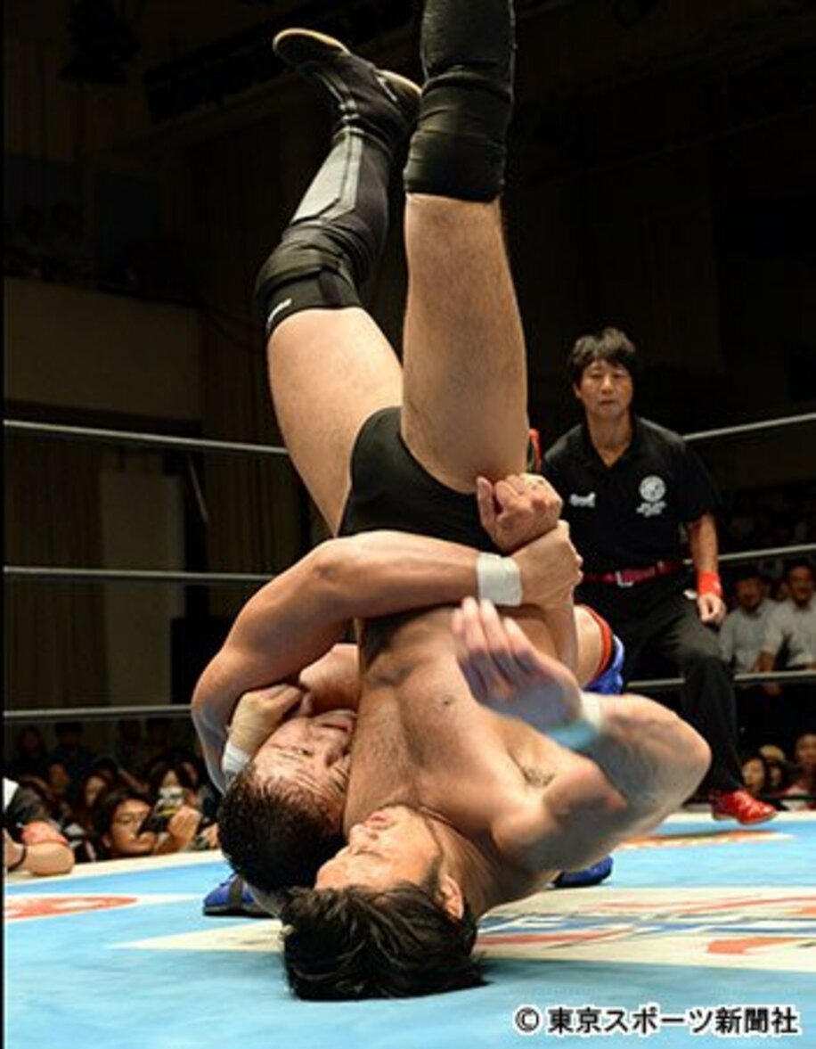柴田（右）をバックドロップで頭から真っ逆さまに投げすてる永田
