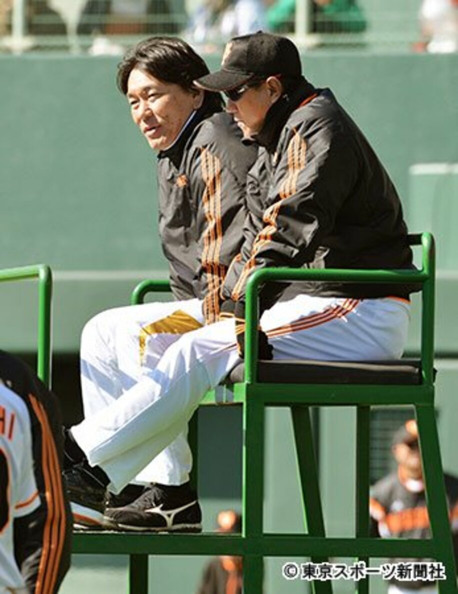 松井臨時コーチ（左）と練習を見守る原監督