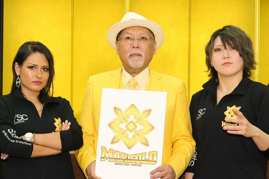ジュリア(左)、林下歌美(右)らとともに新団体を旗揚げしたロッシー小川氏