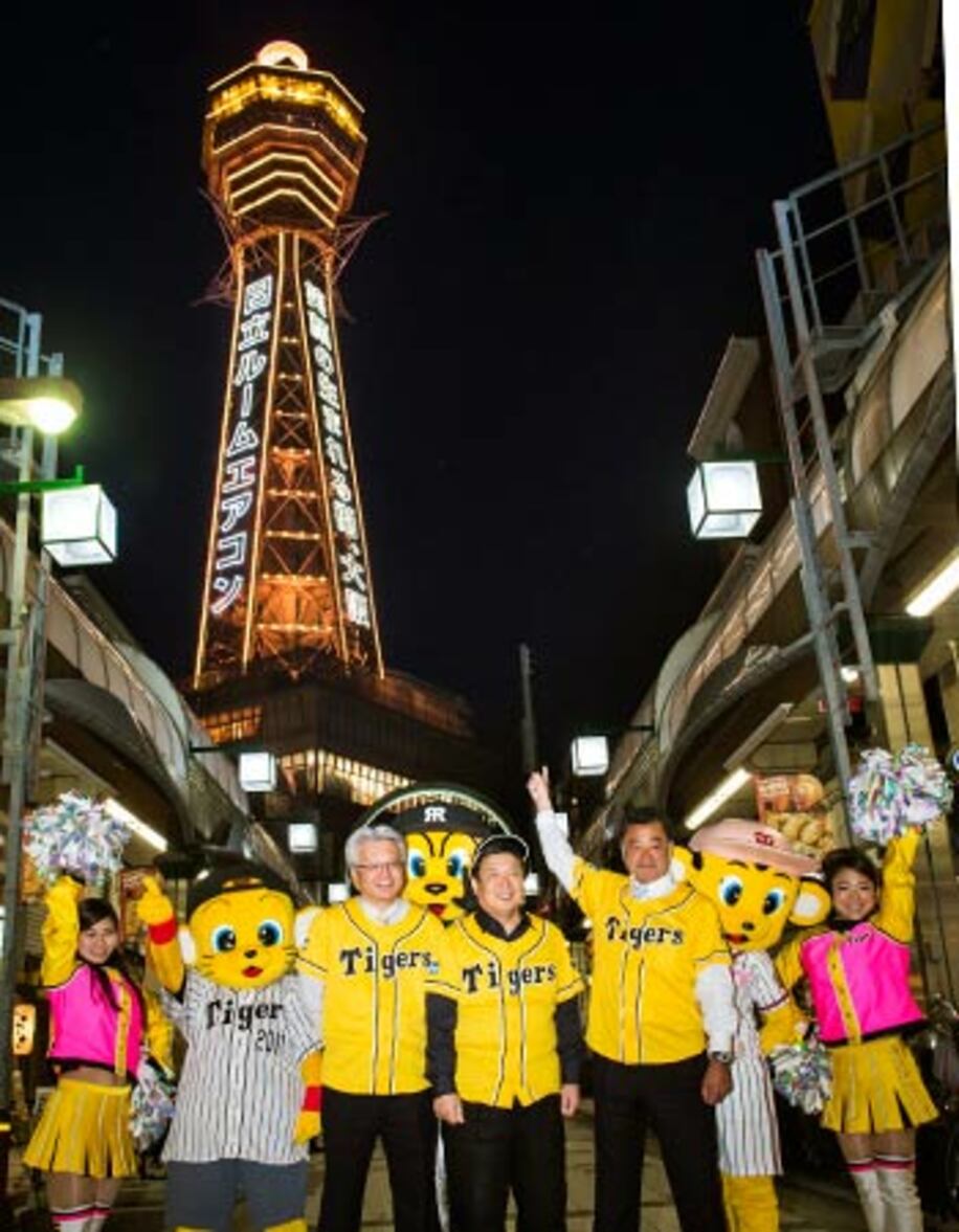 球団創設８０周年を記念してチームカラーの黄色にライトアップされた大阪・通天閣（阪神タイガース提供）