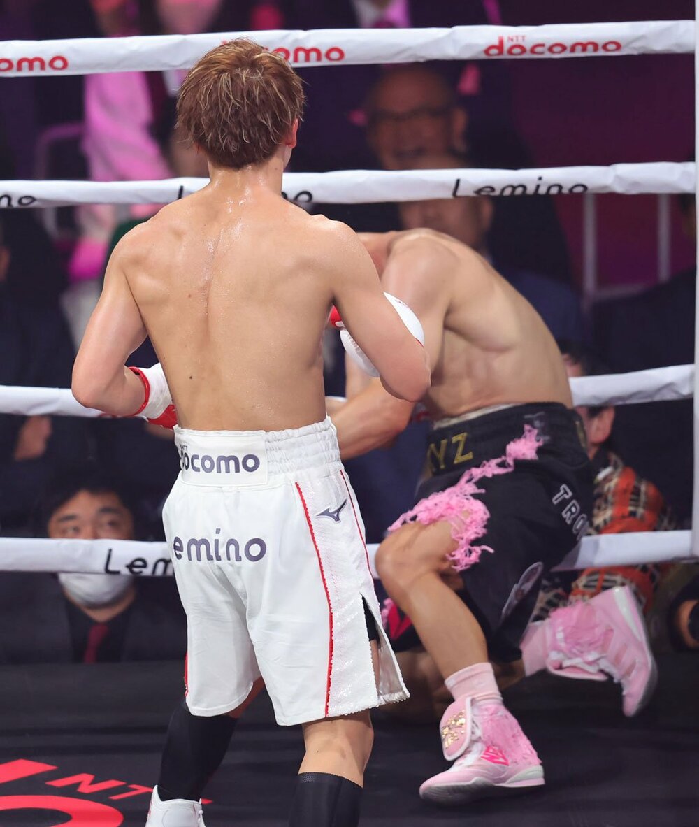 右ストレートを被弾した金芸俊は戦意喪失