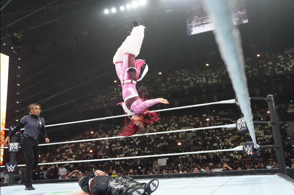 イヨ・スカイがムーンサルトプレスで圧殺（©WWE）