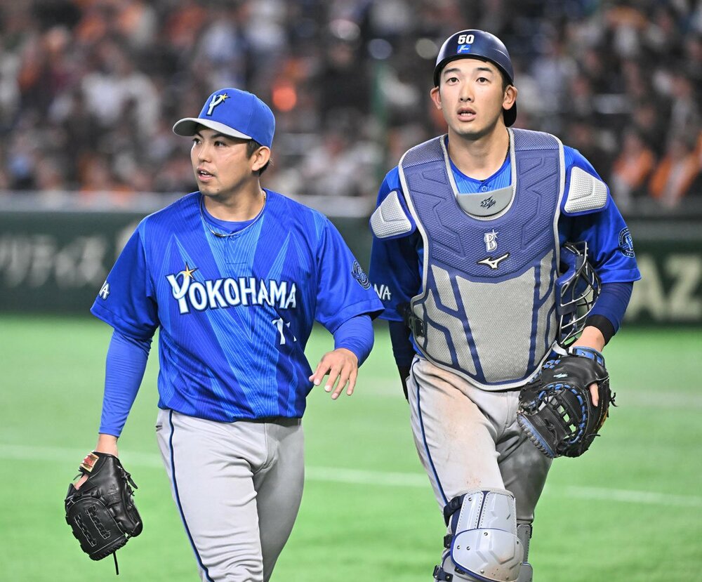 名コンビだった東克樹（左）と山本祐大（４月３日の巨人戦）