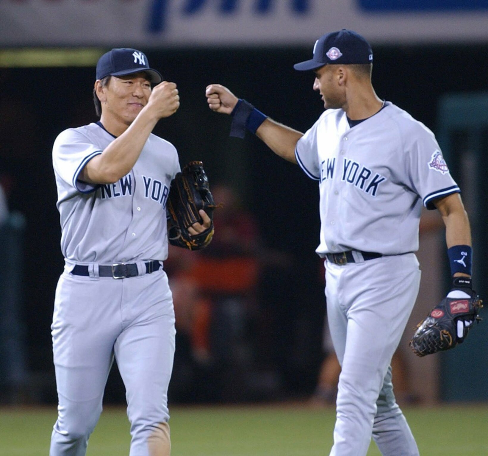 松井秀喜氏とグータッチを交わすジーター氏（２００３年）