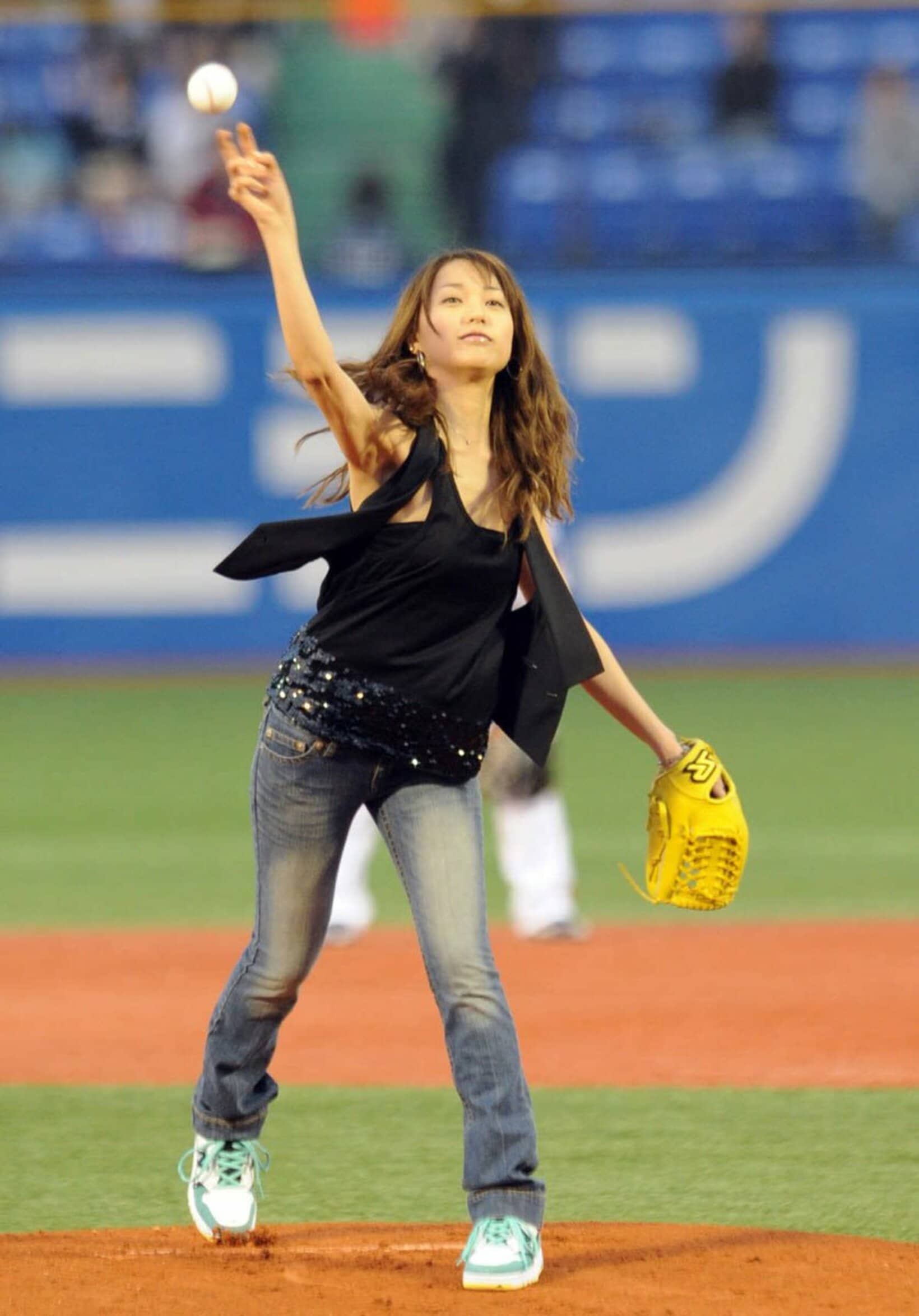 なかなかのいで立ちで始球式に登場した戸田恵梨香（2009年)