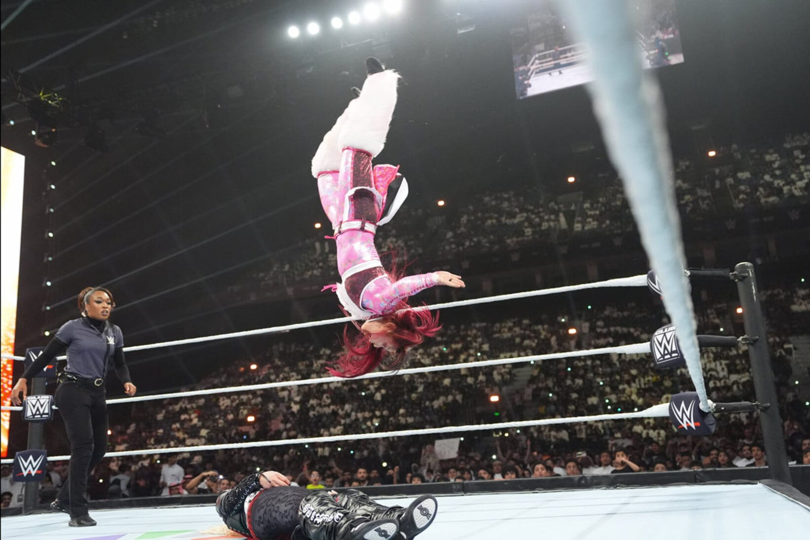 イヨ・スカイがムーンサルトプレスで圧殺（©WWE）