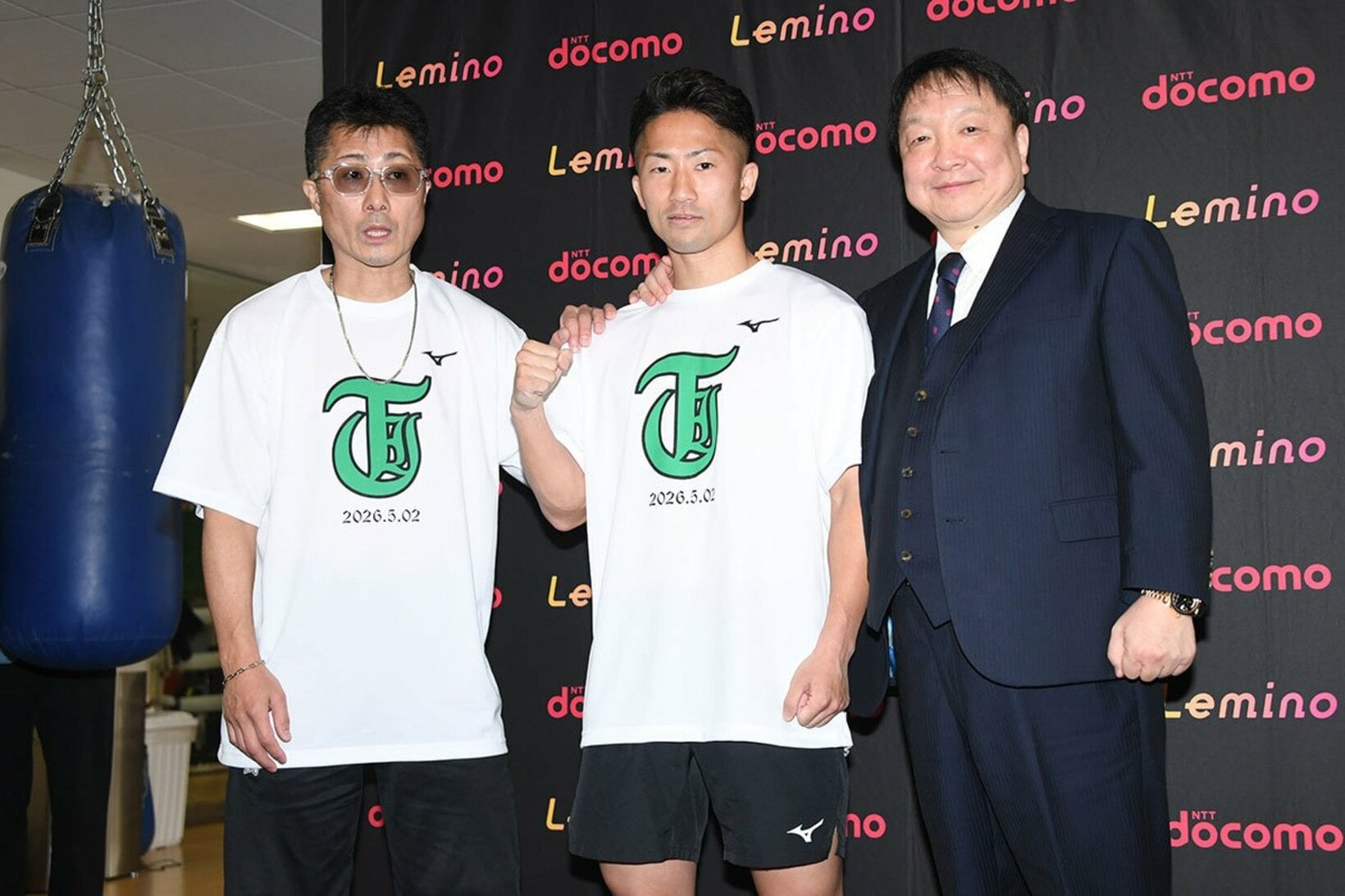 左から井上真吾トレーナー、井上拓真、大橋秀行会長