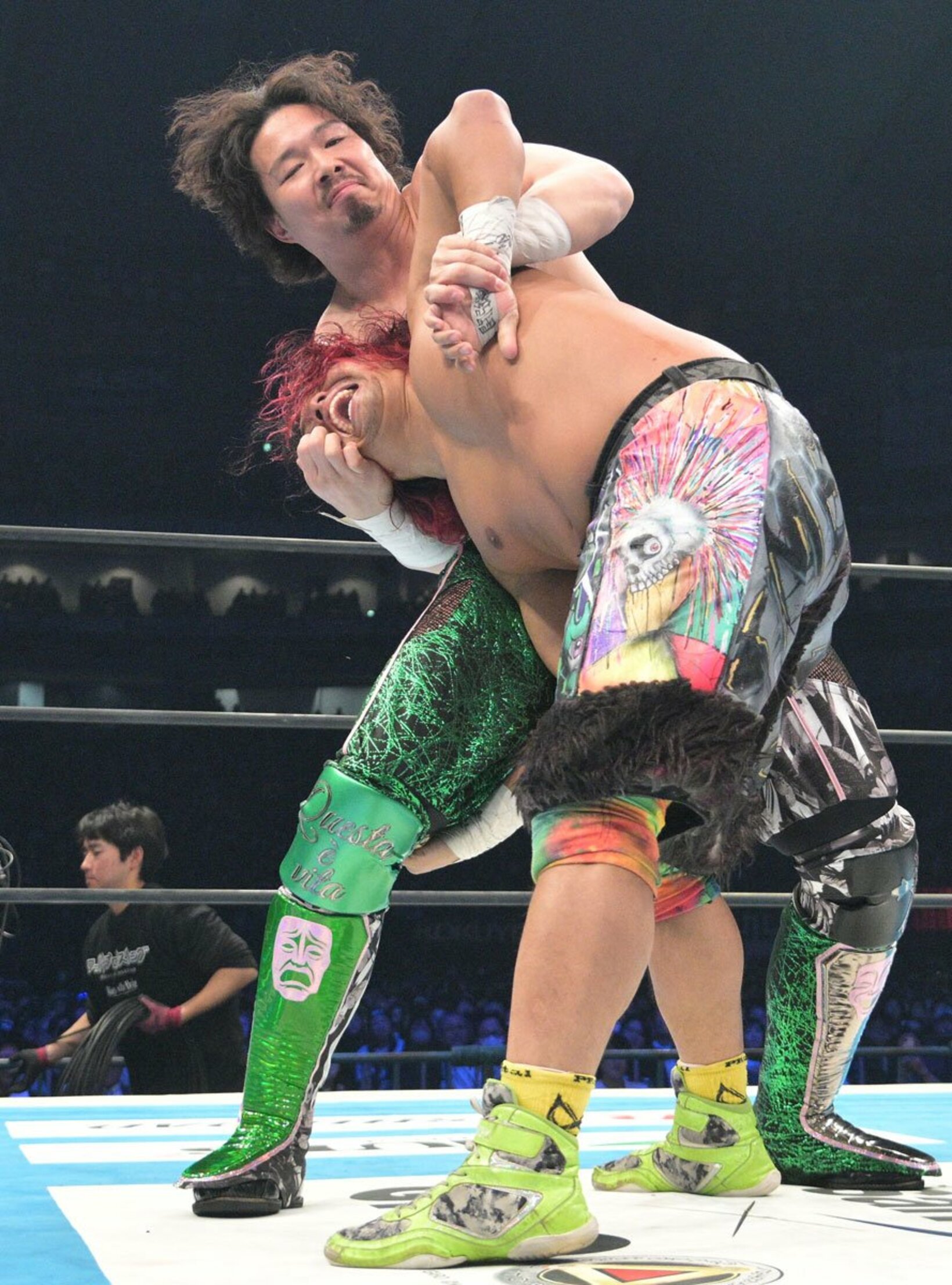 高橋ヒロム（手前）を攻めるジェイク・リー