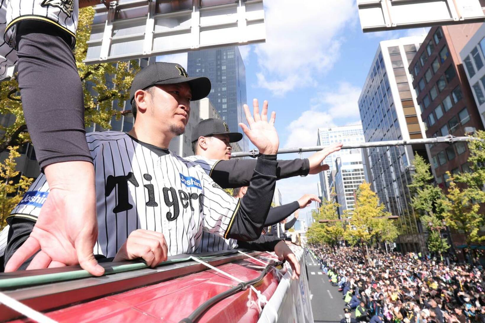 ファンの声援に応える岩貞祐太（2025年、代表撮影）