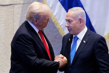 イスラエルで極右と連立政権を形成しているネタニエフ首相(右)と、トランプ米大統領（ロイター）