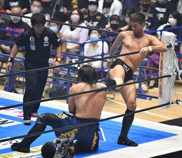  後藤に激しい蹴りを入れるザック（右）