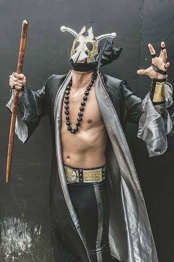 ＵＭＡ軍団の新兵器ウルトラマンティス・ブラック。腰には新設されたベルトを巻く