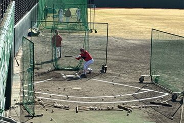 日南キャンプでバント練習の指導をする福地コーチ