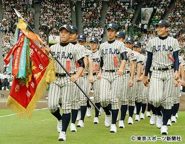 開会式で入場行進する敦賀気比ナイン。その舞台裏はドタバタだった
