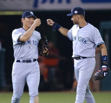 松井秀喜氏とグータッチを交わすジーター氏（２００３年）