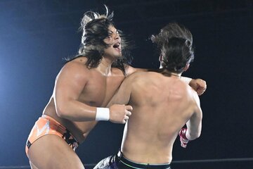 ジェイク・リー(右)にTHE GRIPを放つ大岩陵平