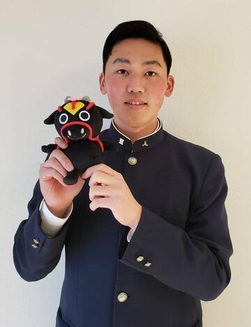  北広島町のイメージキャラクター「花田舞太郎」を持参したドラフト７位・花田侑樹投手