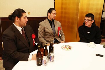 青木真也(右)の話に聞き入る斉藤ブラザーズ