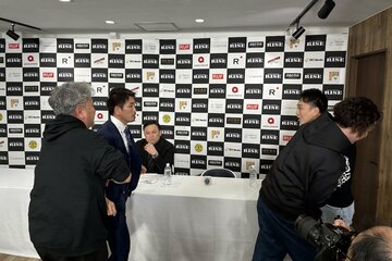 スタッフに止められる森本〝狂犬〟義久（左）と國枝悠太