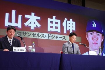 ドジャース・山本由伸らの侍ジャパン入りを発表した井端監督(右)