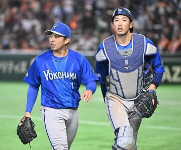 名コンビだった東克樹（左）と山本祐大（４月３日の巨人戦）
