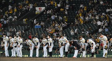  試合後、観客に挨拶する阪神ナイン