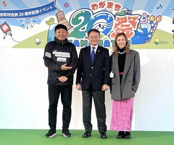 イベントに参加した元日本代表のＦＷ武田修宏氏(左)、浜松市の中野祐介市長、女優の熊谷真実