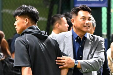 城島健司CBO（左）と井口資仁侍ジャパン監督