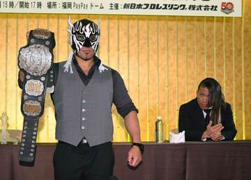  ベルトを手にするエル・デスペラード。右は石森太二（東スポＷｅｂ）