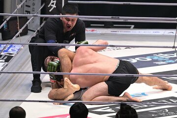 ケラモフ(右)をアリ地獄のように三角締めでとらえるサトシ・ソウザ