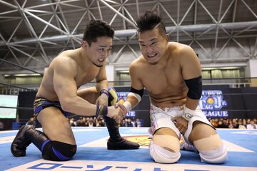 ３勝目をあげたＫＵＳＨＩＤＡ（右）と吉岡勇紀