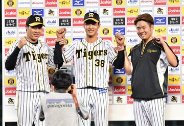  お立ち台に上がった（左から）大山、小幡、西勇