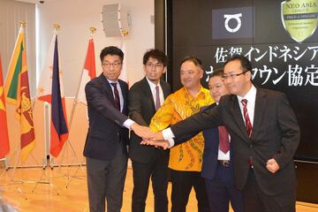 （左から）武雄市・小松市長、佐賀インドネシアドリームズ・香月良仁監督、福原佑二球団社長、山下翔一GM、嬉野市・村上市長（2023年）