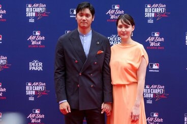 大谷翔平と真美子夫人（ロイター）