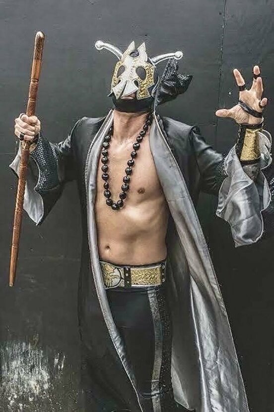 ＵＭＡ軍団の新兵器ウルトラマンティス・ブラック。腰には新設されたベルトを巻く