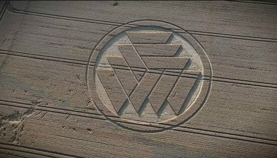 ストーク・チャリティ村に出現したミステリーサークル（「クロップサークルズ・フロム・ジ・エアー」から）