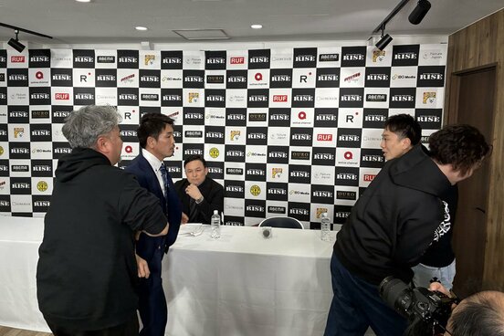 スタッフに止められる森本〝狂犬〟義久(左)と國枝悠太