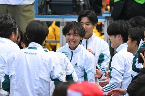 胴上げされた後に涙する青学大・黒田朝日