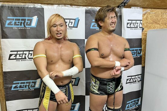リングアウトで勝利を拾った松永準也(左)と佐藤嗣崇