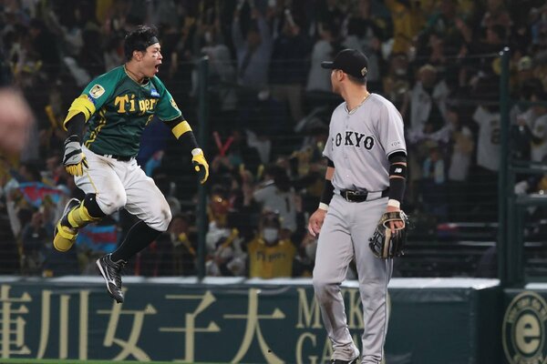 延長１０回、サヨナラ打を放ち喜ぶ阪神・佐藤輝（左）