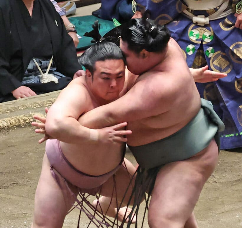 明生(右)を下した炎鵬