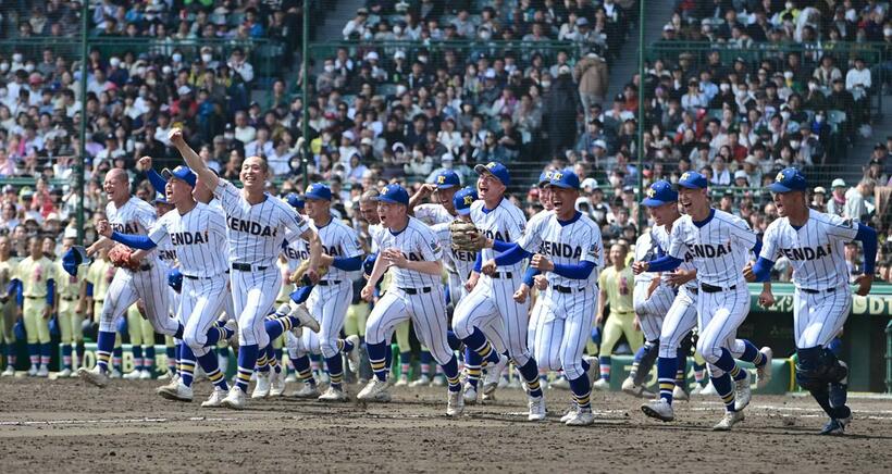 決勝に進出した健大高崎の選手たち