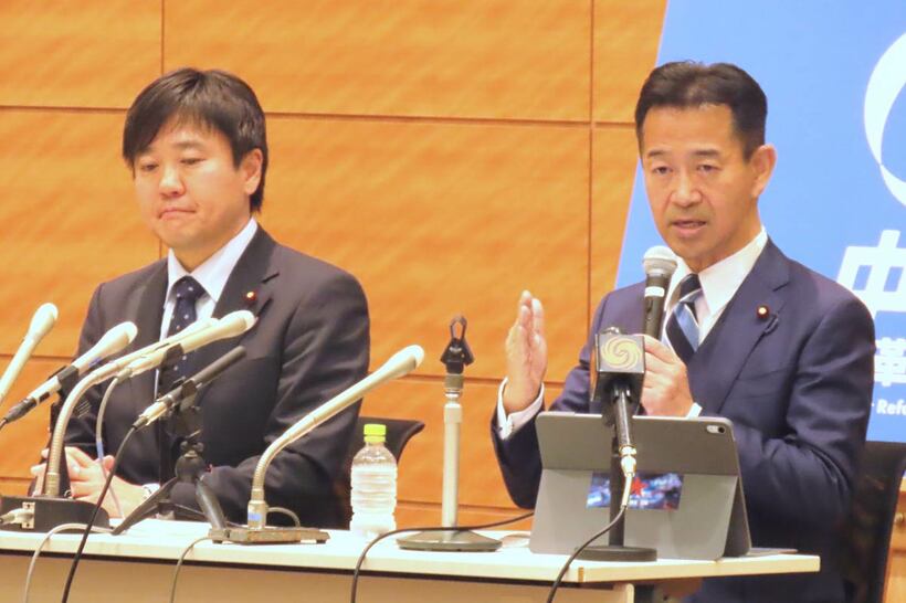 （右から）立憲・本庄知史政調会長と公明・岡本三成政調会長