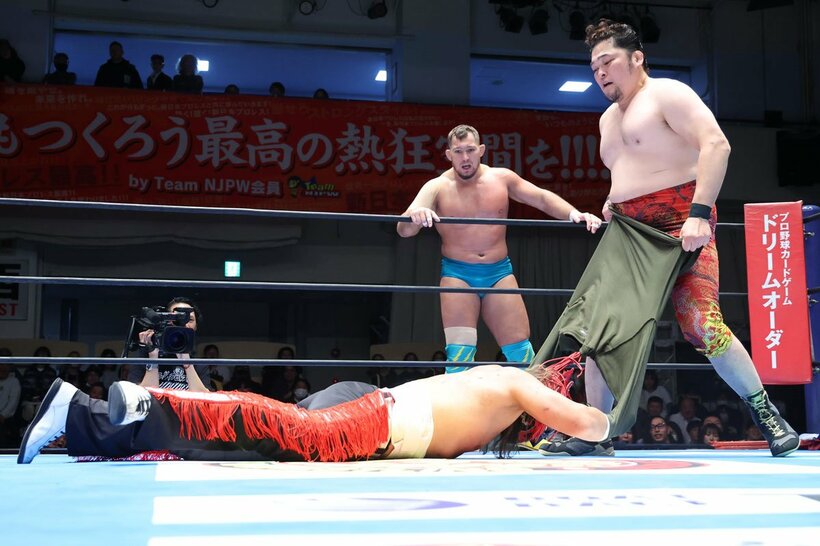 矢野通(右)にコルセットを露出されたエル・デスペラード(下)