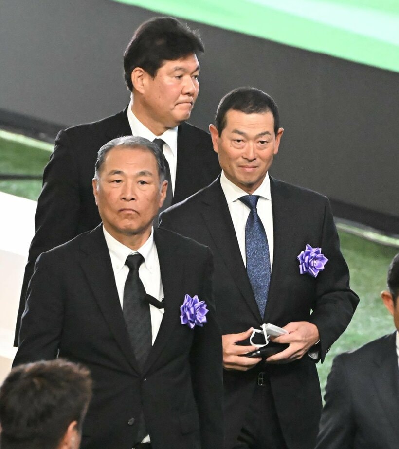 献花を捧げた桑田真澄氏(右)