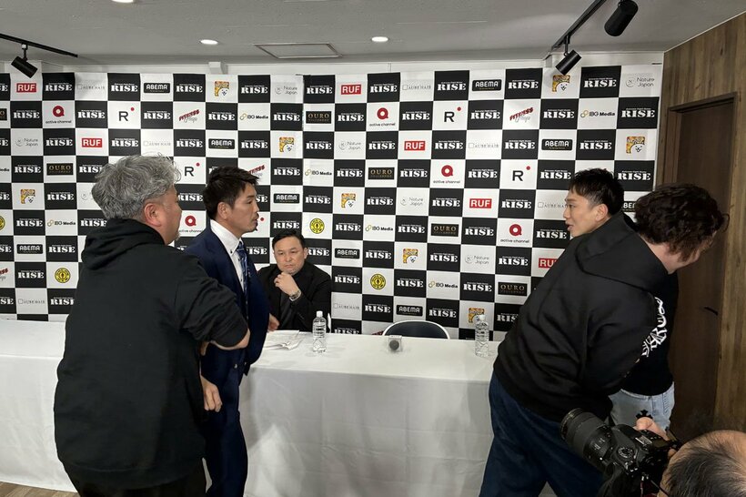 スタッフに止められる森本〝狂犬〟義久（左）と國枝悠太