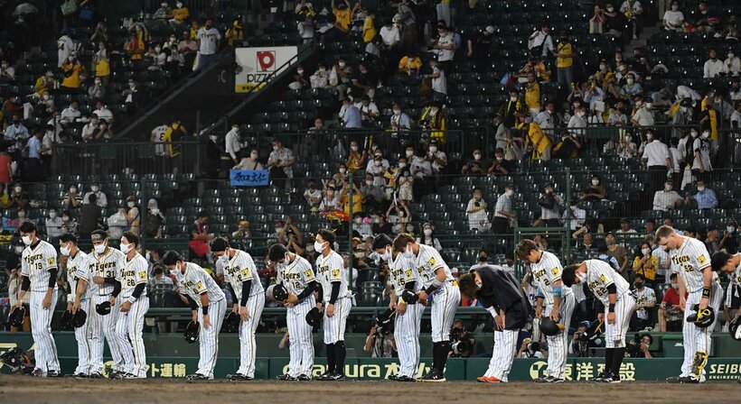  試合後、観客に挨拶する阪神ナイン