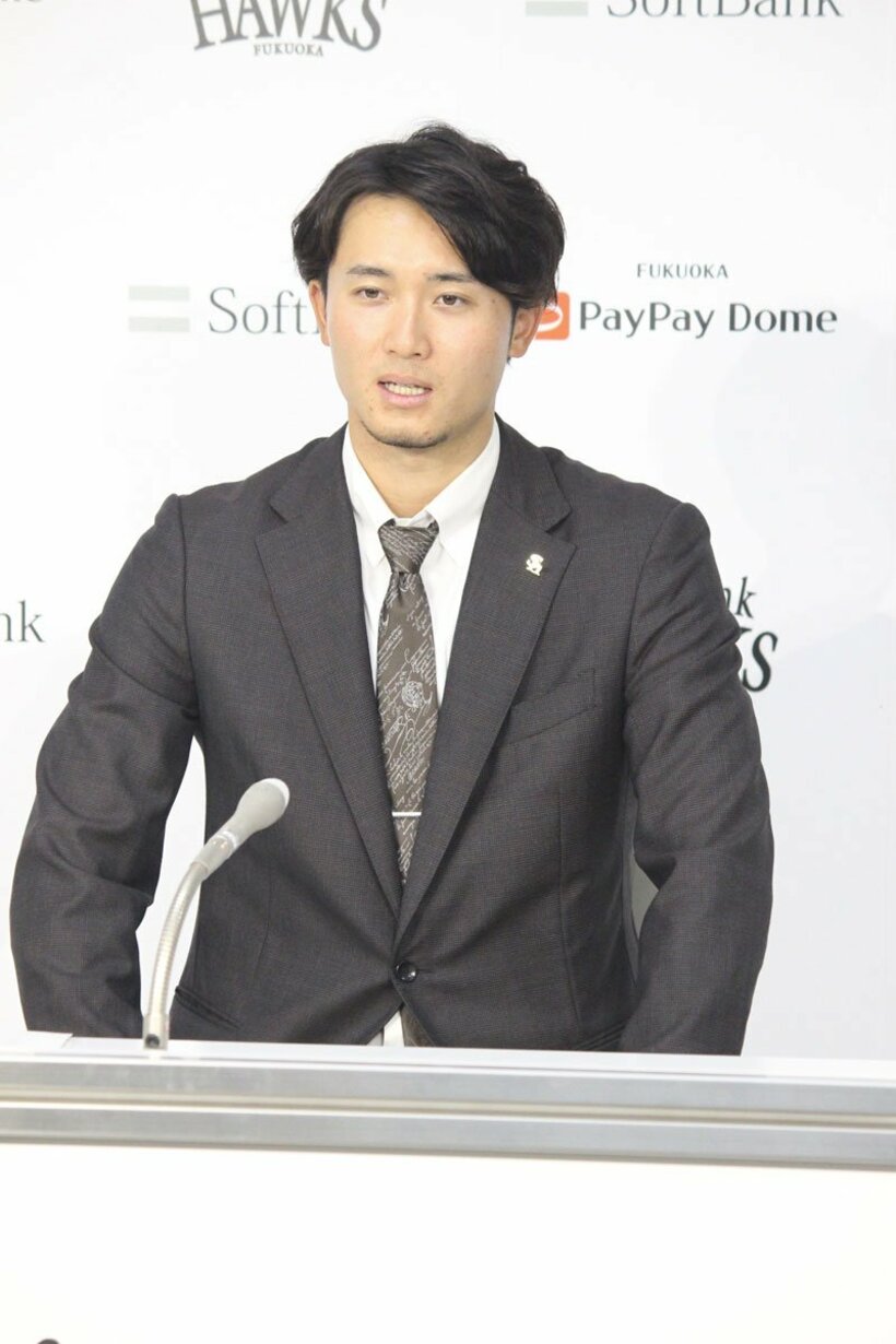  契約更改後の会見に臨む高橋純(東スポWeb)