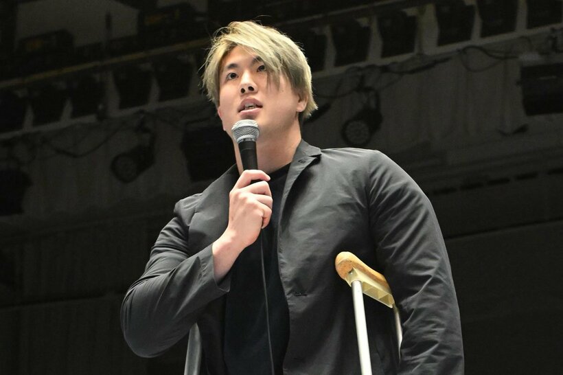 欠場のあいさつをするマスター・ワト