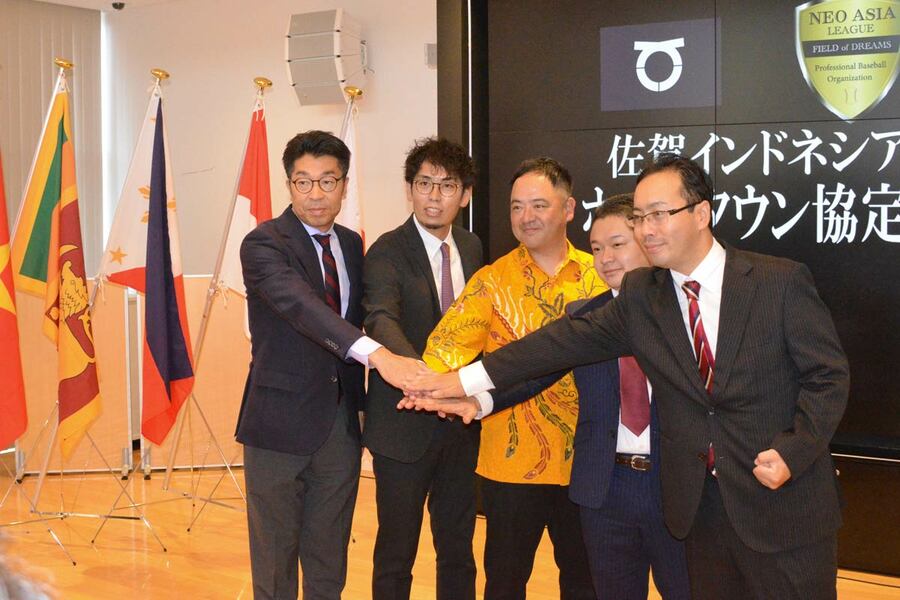 (左から)武雄市・小松市長、佐賀インドネシアドリームズ・香月良仁監督、福原佑二球団社長、山下翔一GM、嬉野市・村上市長(2023年)